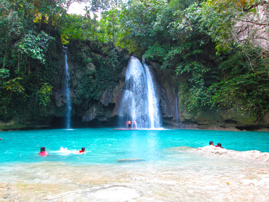 Kawasan 瀑布与蓝绿色水潭