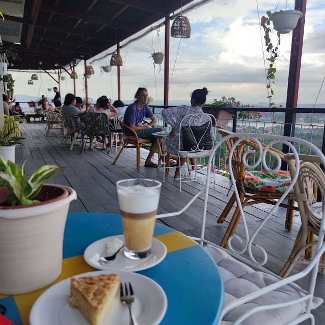 Zara’s Cafe · 咖啡、甜点与海景